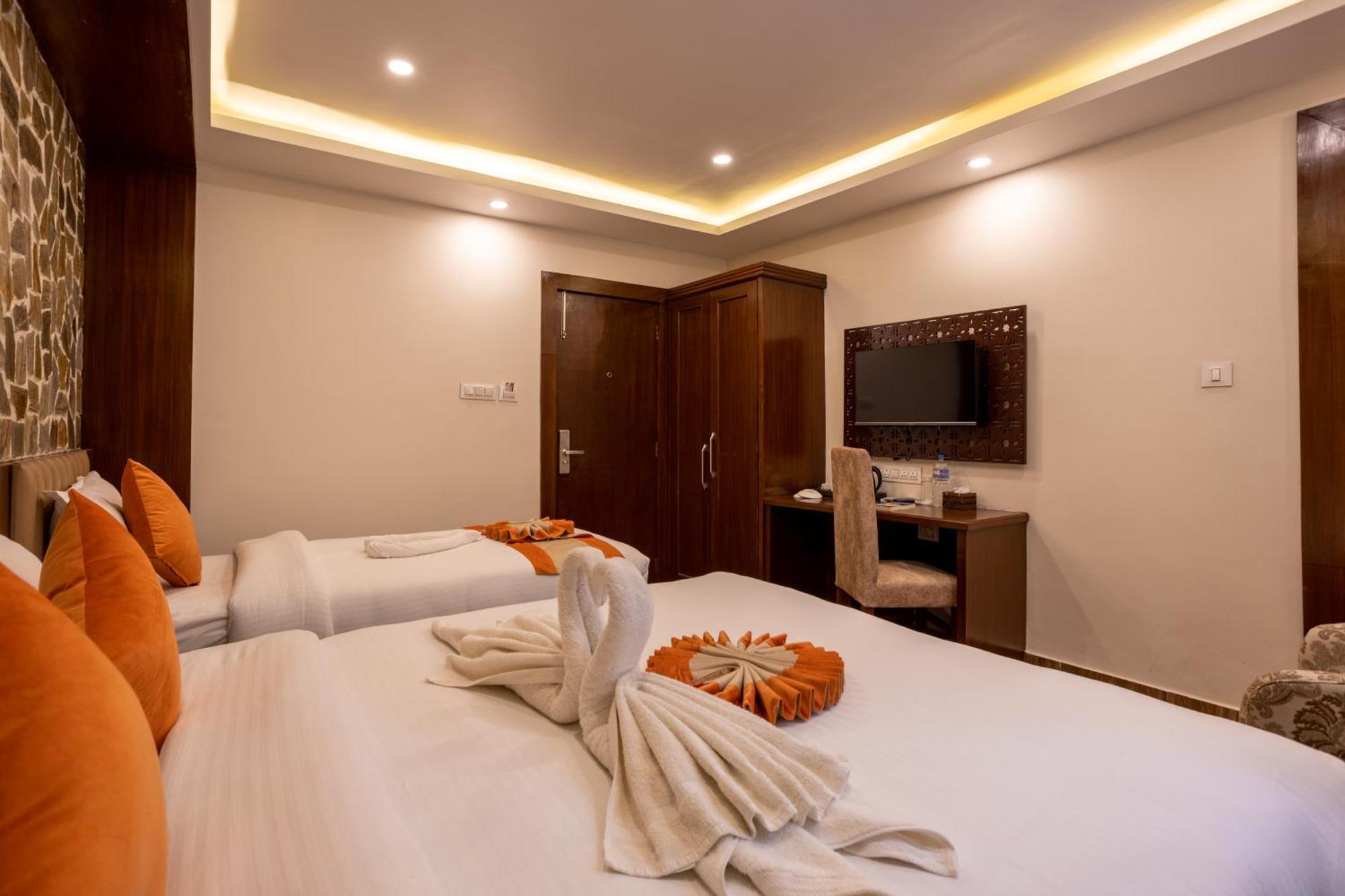 Airport Himalaya Boutique Hotel Катманду Екстер'єр фото